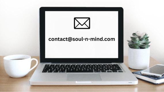 Bild mit Laptop, auf dessen Bildschirm meine E-Mail-Adresse steht (contact@soul-n-mind.com)